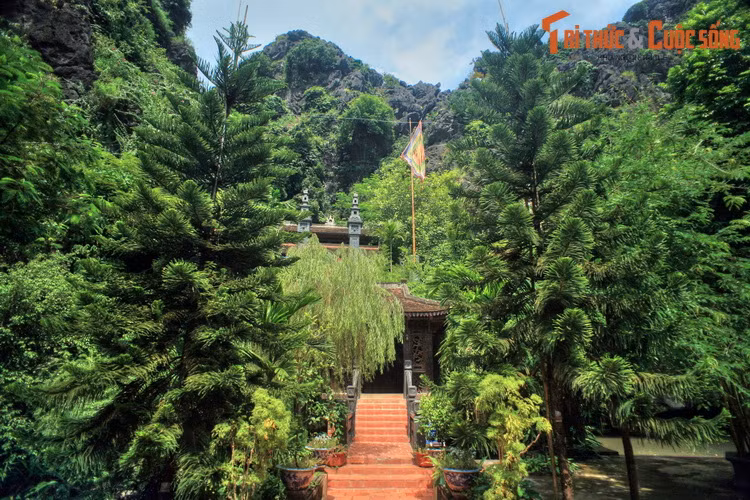 Ghe tham noi vua Dinh tuyen bo lap nuoc Dai Co Viet