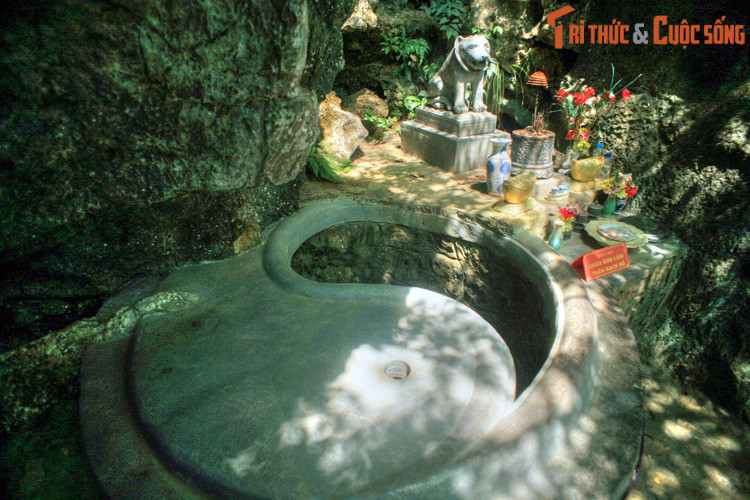 Trên lối lên hang Đại có giếng Rồng, tương truyền là nguồn nước mà vua Đinh và quân sĩ đã sử dụng thưở bắt đầu gây dựng sự nghiệp.