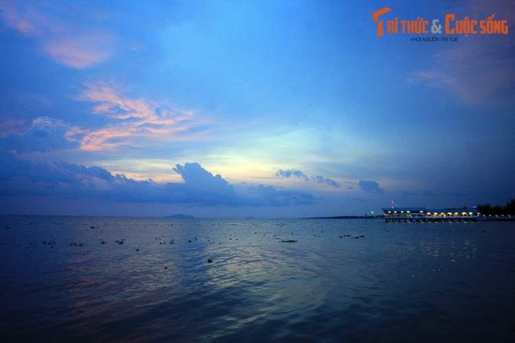 Cảnh chiều buông trên biển khơi nhìn từ đường bờ biển của thành phố Rạch Giá, tỉnh Kiên Giang. Thành phố này có trung tâm đô thị nằm trải dài bên bờ vịnh Thái Lan với 20 km đường bờ biển.