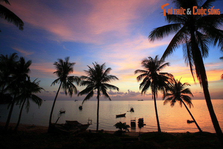 Cảnh hoàng hôn huyền ảo ở Gành Dầu, thành phố Phú Quốc. Là một mũi đất nằm nhô ra biển ở phía Tây Bắc của Đào Ngọc, Gành Dầu nổi tiếng với những bãi biển đẹp, yên bình.