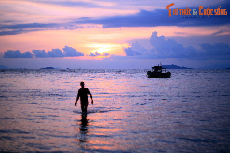  Ánh tà dương trên biển Mũi Nai, thành phố Hà Tiên. Bãi biển Mũi Nai là một địa danh du lịch nổi tiếng của Nam Bộ, từng được người xưa đưa vào "Thập cảnh Hà Tiên" (Mười cảnh đẹp của đất Hà Tiên).