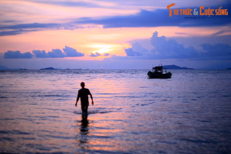  Ánh tà dương trên biển Mũi Nai, thành phố Hà Tiên. Bãi biển Mũi Nai là một địa danh du lịch nổi tiếng của Nam Bộ, từng được người xưa đưa vào "Thập cảnh Hà Tiên" (Mười cảnh đẹp của đất Hà Tiên).