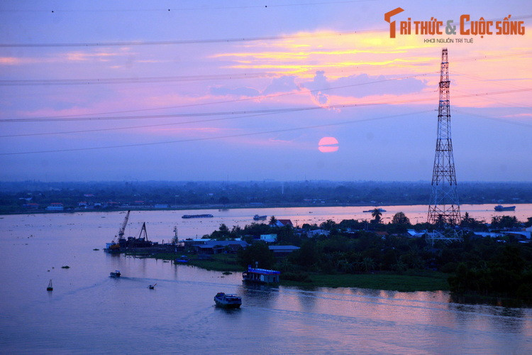 Vầng dương dần khuất bóng trên sông Tiền, nhìn từ cầu Mỹ Thuận, cây cầu dây văng nối liền hai tỉnh Tiền Giang và Vĩnh Long. Sông Tiền cùng với sông Hậu là hai nhánh chính của sông Cửu Long ở miền Tây Nam Bộ.