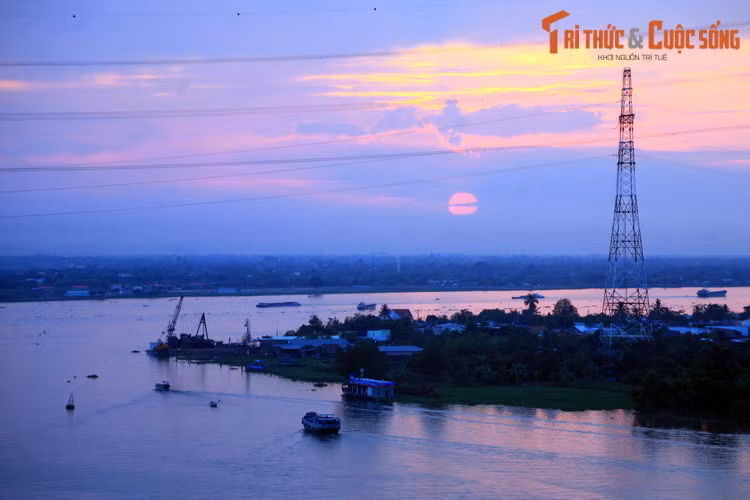 Vầng dương dần khuất bóng trên sông Tiền, nhìn từ cầu Mỹ Thuận, cây cầu dây văng nối liền hai tỉnh Tiền Giang và Vĩnh Long. Sông Tiền cùng với sông Hậu là hai nhánh chính của sông Cửu Long ở miền Tây Nam Bộ.
