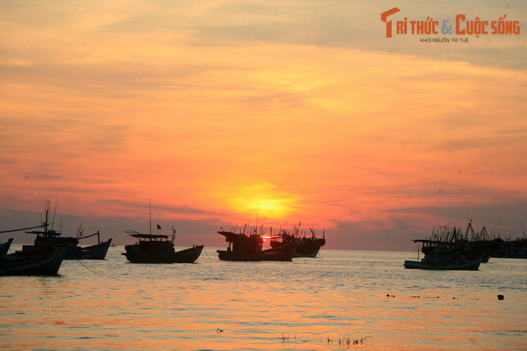 Mặt trời xế bóng trên vùng biển phía Tây phường An Thới, khu vực phía Nam của thành phố Phú Quốc - thành phố đảo đầu tiên của Việt Nam.