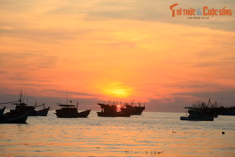 Mặt trời xế bóng trên vùng biển phía Tây phường An Thới, khu vực phía Nam của thành phố Phú Quốc - thành phố đảo đầu tiên của Việt Nam.