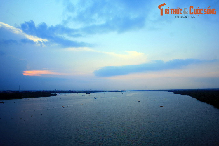 Ráng chiều trên sông Hậu, nhìn từ cầu Cần Thơ, cây cầu dây văng nối liền tỉnh Vĩnh Long và thành phố Cần Thơ. Cầu Cần Thơ và cầu Mỹ Thuận là hay cây cầu quan trọng nhất trên tuyến giao thông huyết mạch của miền Tây.