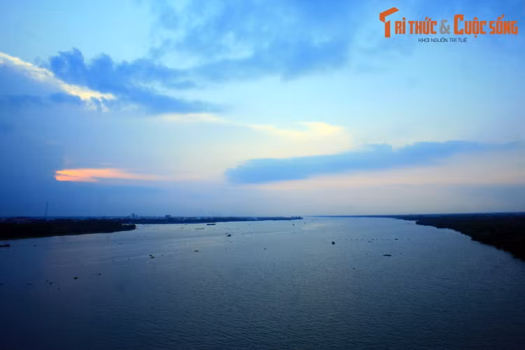 Ráng chiều trên sông Hậu, nhìn từ cầu Cần Thơ, cây cầu dây văng nối liền tỉnh Vĩnh Long và thành phố Cần Thơ. Cầu Cần Thơ và cầu Mỹ Thuận là hay cây cầu quan trọng nhất trên tuyến giao thông huyết mạch của miền Tây.