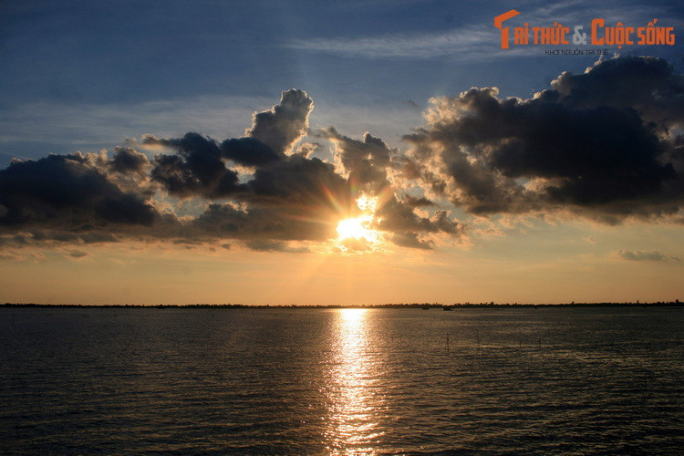 Hoàng hôn trên đầm Thị Tường, một danh thắng của tỉnh Cà Mau, được được mệnh danh là biển Hồ giữa đồng bằng của Nam Bộ.