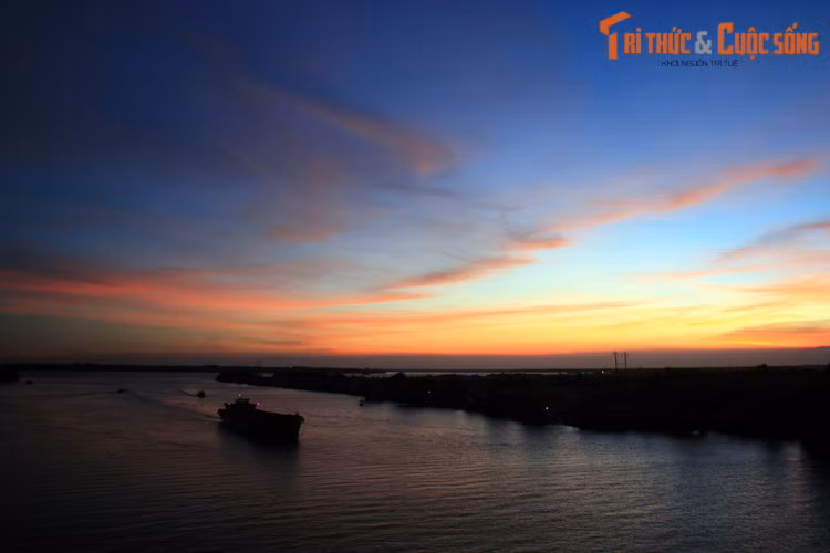 Cảnh hoàng hôn trên sông Soài Rạp, khu vực bến đò Tân Lập, Long An. Sông Soài Rạp có chiều dài khoảng 40 km, là một phân lưu của hệ thống sông Sài Gòn - sông Đồng Nai. Phần hạ lưu của sông là ranh giới tự nhiên giữa tỉnh Long An và TP HCM.