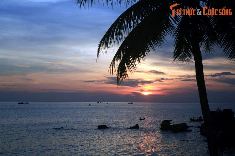 Chiều tím ở vùng biển gần Dinh Cậu, phường Dương Đông, thành phố Phú Quốc. Dương Đông và An Thới là hai trung tâm đô thị quan trọng nhất của hòn đảo nhiệt đới phương Nam.