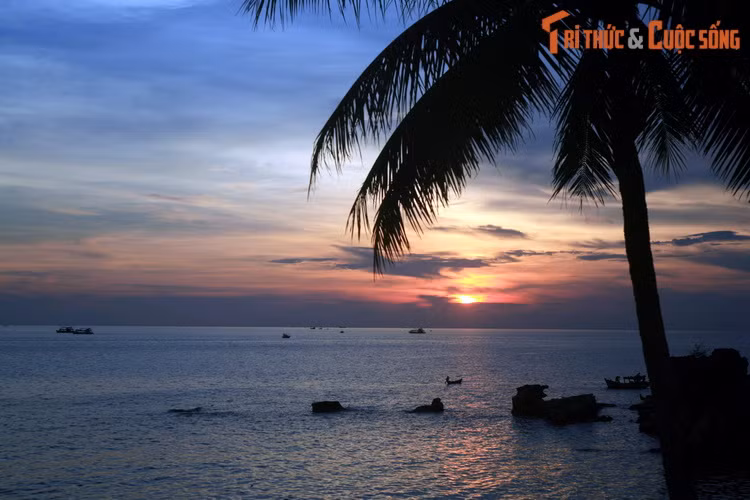 Chiều tím ở vùng biển gần Dinh Cậu, phường Dương Đông, thành phố Phú Quốc. Dương Đông và An Thới là hai trung tâm đô thị quan trọng nhất của hòn đảo nhiệt đới phương Nam.