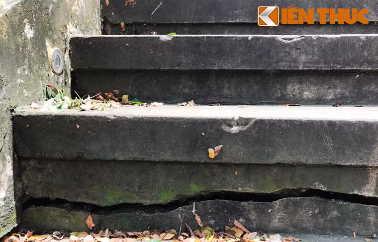 Những ngày qua, tại bức tường cầu thang bộ hành và ở các bậc cầu thang xuất hiện nhiều vết nứt...