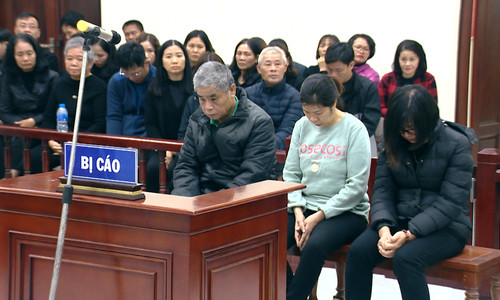 Trước đó, ngày 15/1, TAND Quận Cầu Giấy (Hà Nội) đã tuyên phạt bị cáo Nguyễn Bích Quy 24 tháng tù, Doãn Qúy Phiến mức án 15 tháng tù cùng về tội “Vô ý làm chết người” và 12 tháng tù với bị cáo Nguyễn Thị Thủy về tội “Thiếu trách nhiệm gây hậu quả nghiêm trọng” trong vụ bé Lê Hoàng Long (6 tuổi, học sinh lớp 1 Tokyo Trường tiểu học Gateway) tử vong trên xe đưa đón của Trường. 