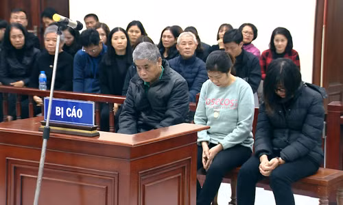 Trước đó, ngày 15/1, TAND Quận Cầu Giấy (Hà Nội) đã tuyên phạt bị cáo Nguyễn Bích Quy 24 tháng tù, Doãn Qúy Phiến mức án 15 tháng tù cùng về tội “Vô ý làm chết người” và 12 tháng tù với bị cáo Nguyễn Thị Thủy về tội “Thiếu trách nhiệm gây hậu quả nghiêm trọng” trong vụ bé Lê Hoàng Long (6 tuổi, học sinh lớp 1 Tokyo Trường tiểu học Gateway) tử vong trên xe đưa đón của Trường. 