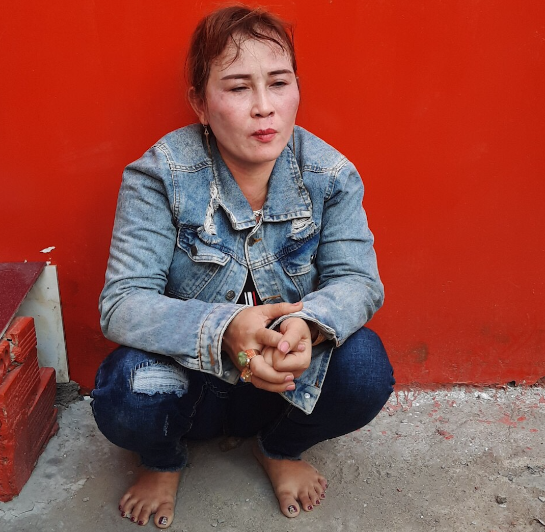 Tại đây, Loan thu nạp thêm đàn em là các thanh niên xăm trổ, ngổ ngáo. Nhiều tên được Loan bỏ tiền sắm cho xe bán trái cây để tạo vỏ bọc. Dưới trướng của Loan, Nhung, những thanh niên bặm trợn, xăm trổ đầy mình này chuyên dùng vũ lực ép các tiểu thương bán đồ thiết yếu cho công nhân buộc họ phải đóng tiền bảo kê. Có người bị chúng thu 1 triệu đồng, có người chúng thu 1,5 triệu đồng mỗi tháng.