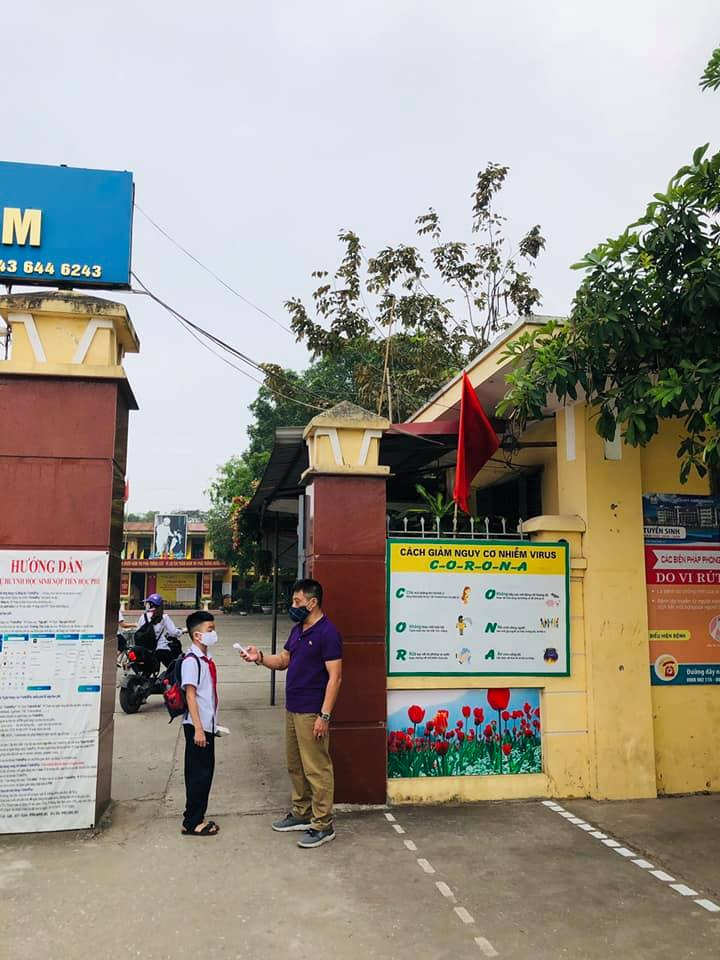 Học sinh phải đo thân nhiệt mới được vào trong trường.