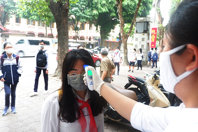 Học sinh nghiêm túc thực hiện quy định phòng dịch COVID-19. 