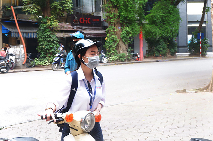 Trường THPT Trần Phú, Hoàn Kiếm, Hà Nội, học sinh không đi quá đông như trường THCS Ngô Sĩ Liên mà đi theo tốp khoảng 3 đến 4 người, nên việc xịt khử khuẩn cũng như đo thân nhiệt được nhẹ nhàng hơn.