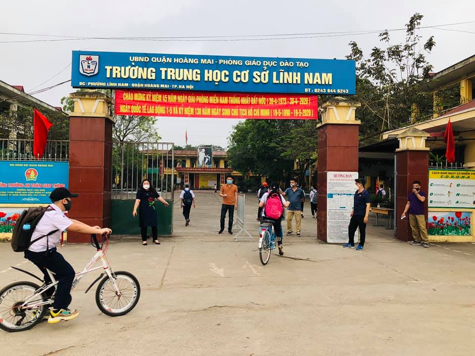 Tại trường THCS Lĩnh Nam, quận Hoàng Mai nhà trường cũng học sinh tại nơi đây nghiêm túc thực hiện phòng dịch COVID-19.