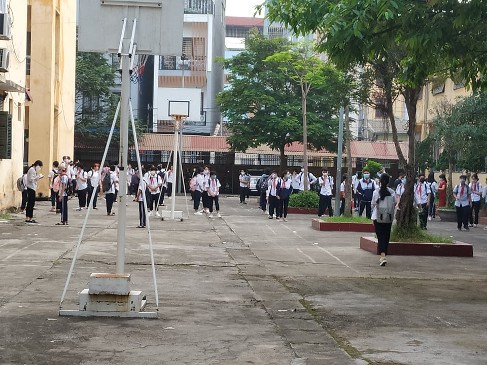 Hôm nay là ngày thứ 2 đầu tuần nên nhiều nhà trường đã thực hiện chào cờ đầu tuần nhưng vẫn đảo bảo khoảng cách an toàn cho học sinh. 37 tỉnh, thành cho học sinh đi học trở lại. Nguồn: VTC 1.