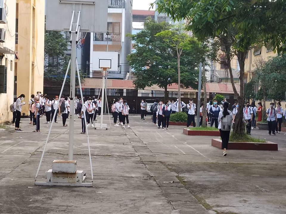 Hôm nay là ngày thứ 2 đầu tuần nên nhiều nhà trường đã thực hiện chào cờ đầu tuần nhưng vẫn đảo bảo khoảng cách an toàn cho học sinh. 37 tỉnh, thành cho học sinh đi học trở lại. Nguồn: VTC 1.