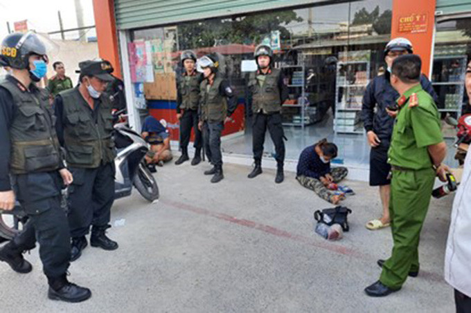 Tại khu vực này, người dân cho biết Tuấn "cá" thường giao cho một người tên là "Đen quét rác" đi thu tiền "bảo kê", tiền chỗ ngồi vỉa hè mà người nghèo buôn bán, tìm kế mưu sinh. Hiện công an vẫn đang tạm giữ hình sự nhiều đối tượng liên quan đến vợ chồng Loan và tiếp tục mở rộng điều tra. 