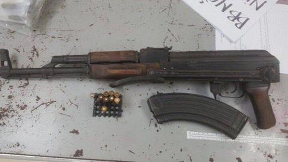 Phạm Tấn Cường, Đặng Anh Tuấn, Lê Quốc Minh, Trần Anh Thi dù biết 800 triệu đồng do Tuấn sử dụng súng AK bắn chết người để cướp, nhưng vẫn đồng ý bàn bạc, phân công tìm cách đối phó với cơ quan công an để cướp số tiền trên.