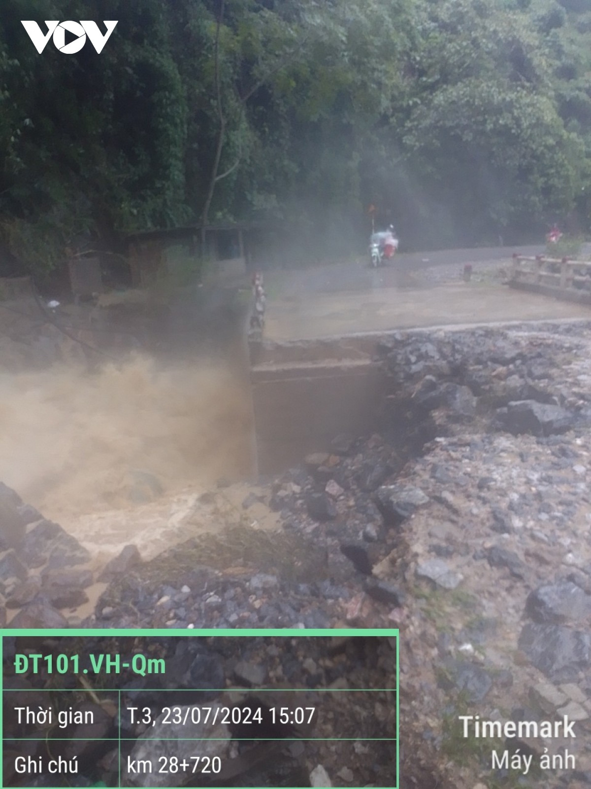 Trên các tuyến đường tỉnh cũng ghi nhận hơn 380 vị trí sạt lở taluy âm, taluy dương, sa bồi mặt đường, cống, rãnh... với khối lượng đất đá sạt lở gần 40.000 m3.