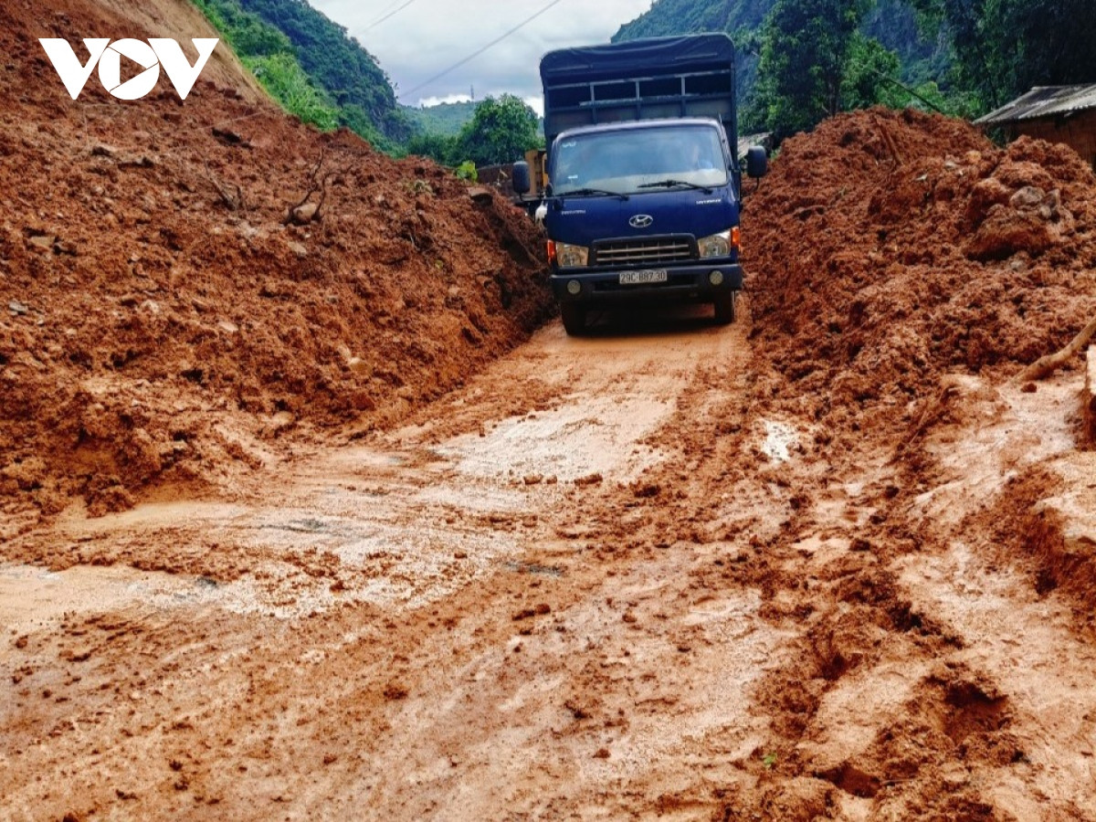 Cùng với đó khẩn trương hót dọn, san gạt các vị trí sụt, sạt, sa bồi… nhằm sớm hoàn trả nền, mặt đường tại các vị trí thiệt hại, đảm bảo cho người dân đi lại đảm bảo thông suốt, an toàn.