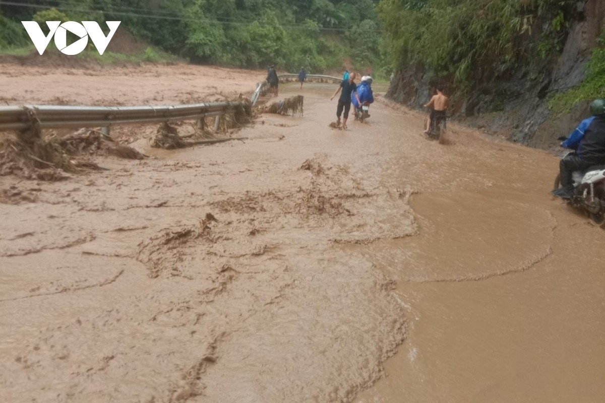 Tại km32+760 tắc đường từ 6h45 sáng 23/7 đã thông xe lúc 14h cùng ngày; còn vị trí tại km60+120 thuộc địa phận bản Pi Tạy, xã Pi Tong, huyện Mường La (Sơn La) vẫn đang ách tắc; các lực lượng chức năng đang tích cực đảm bảo giao thông, dự kiến đến khoảng 20h tối nay mới có thể thông đường. Trên QL37, tại vị trí km440+250 – km440+350, thuộc địa phận bản Chẹn, xã Mường Khoa, huyện Bắc Yên, nước ngập sâu tới nửa mét khiến giao thông ùn tắc cục bộ, xe máy không thể lưu thông.