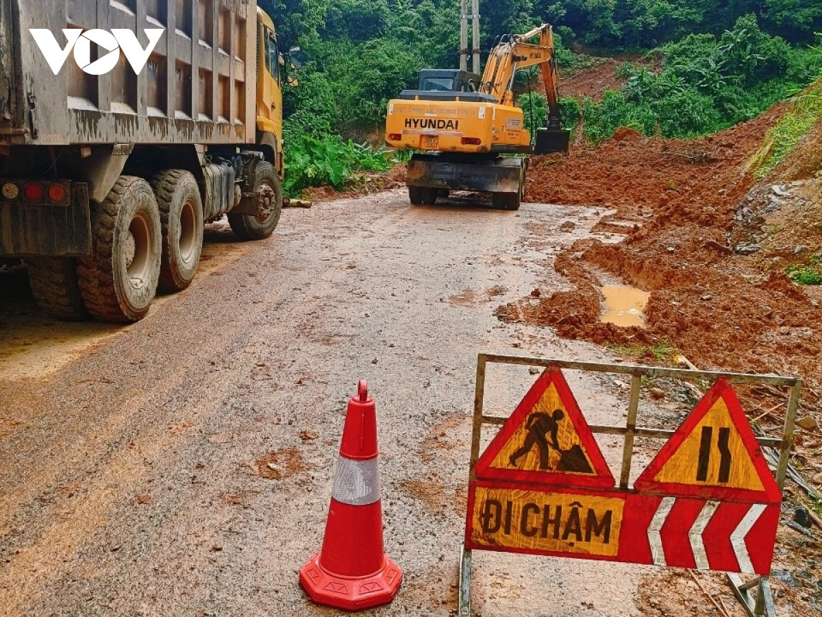 Ngay khi các sự cố sạt lở xảy ra, Sở GTVT tỉnh Sơn La đã chỉ đạo các đơn vị quản lý đường bộ tập trung nhân lực, máy móc thiết bị và huy động lực lượng tại chỗ căng dây, cắm biển cảnh báo, trực chốt đảm bảo giao thông, hướng dẫn người dân đi lại đảm bảo an toàn.