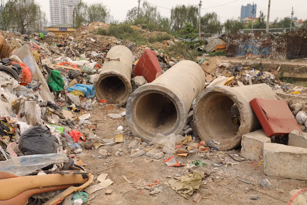 Ống cống, phế liệu xây dựng tập kết bừa bãi.