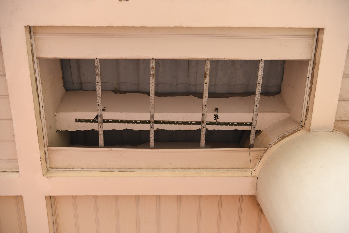 Theo bà Trọng, những hôm “trái gió trở trời” phần mái nhà trưng bày của Bảo tàng bị tốc, trơ khung sau nhiều năm nhưng vẫn chưa được sửa chữa, dẫn đến dột khi trời mưa gây ảnh hưởng nghiêm trọng tới du khách tham quan và trong công tác bảo quản hiện vật trưng bày.