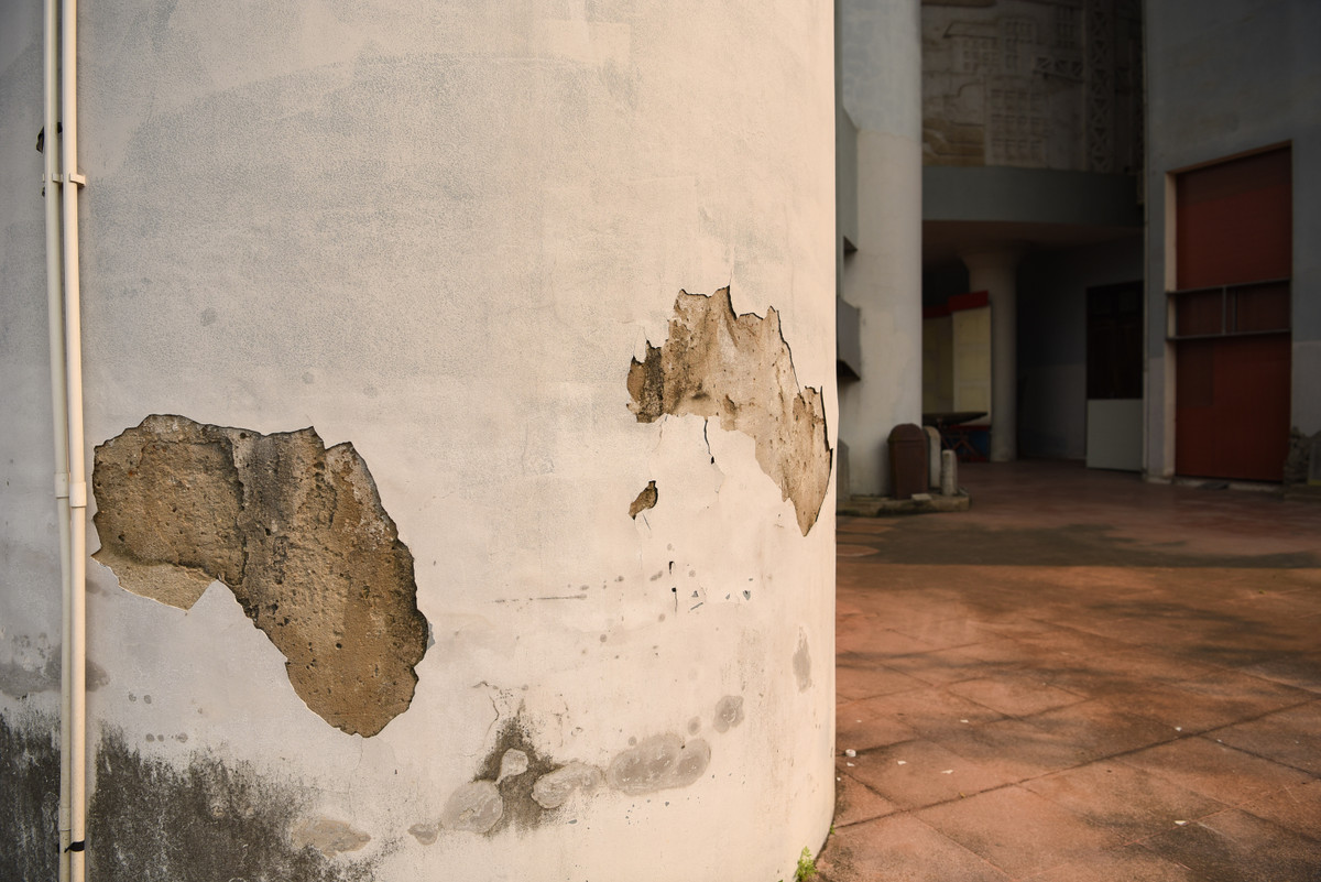 Tường bao bong tróc nham nhở.