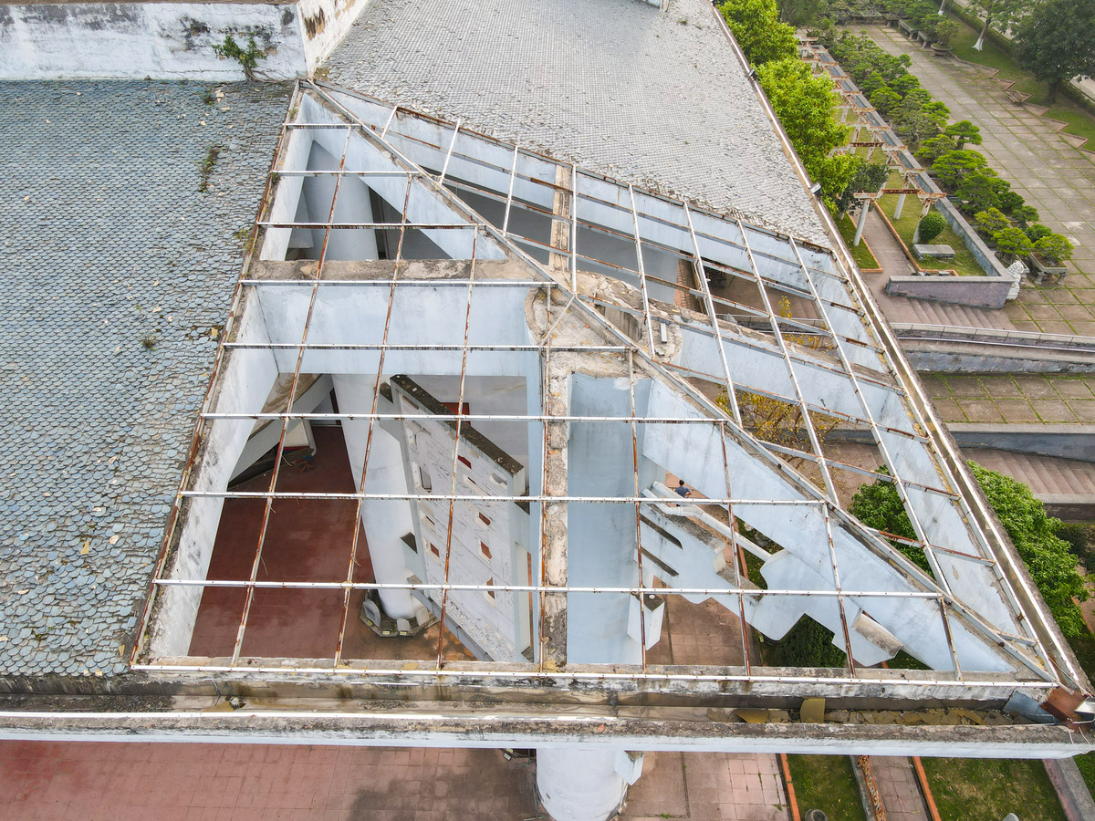 Nguy hiểm nhất là 2 góc mái của Bảo tàng đã bị tốc, trơ khung nhiều năm nhưng vẫn chưa được sửa chữa.