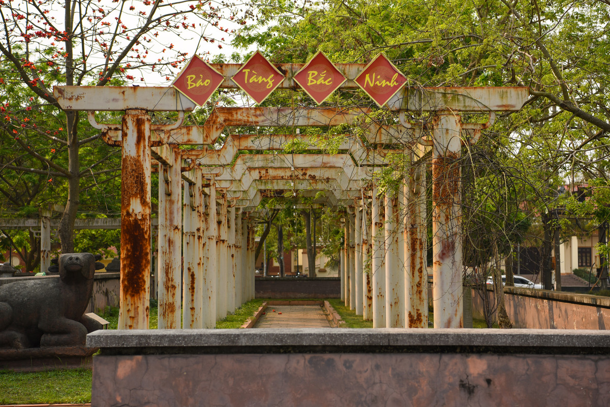 Theo thời gian, các hạng mục ngoài trời cũng đã bị rỉ sét, xuống cấp nghiêm trọng.