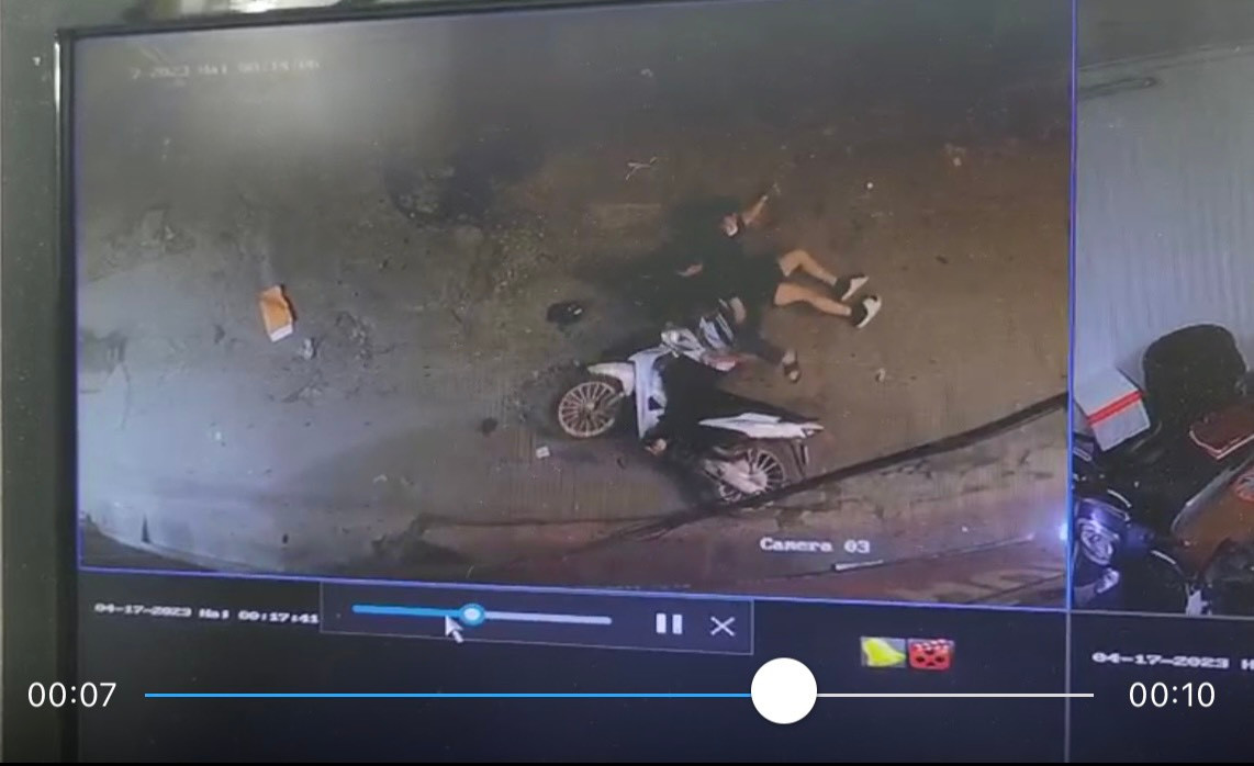 Camera giám sát của một hộ gia đình trên tuyến đường Bùi Xương Trạch ghi lại vào lúc 0 giờ 17 phút ngày 17/4, một phương tiện xe máy đã ngã bởi không né kịp những cái bẫy giăng trên đường.