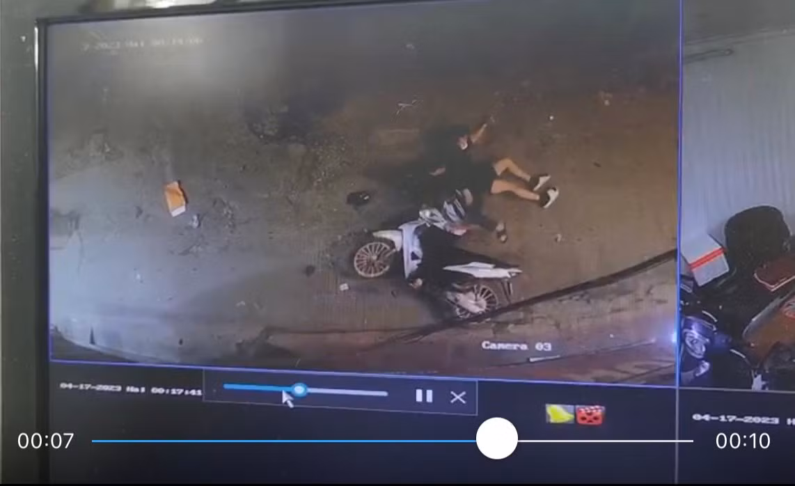 Camera giám sát của một hộ gia đình trên tuyến đường Bùi Xương Trạch ghi lại vào lúc 0 giờ 17 phút ngày 17/4, một phương tiện xe máy đã ngã bởi không né kịp những cái bẫy giăng trên đường.