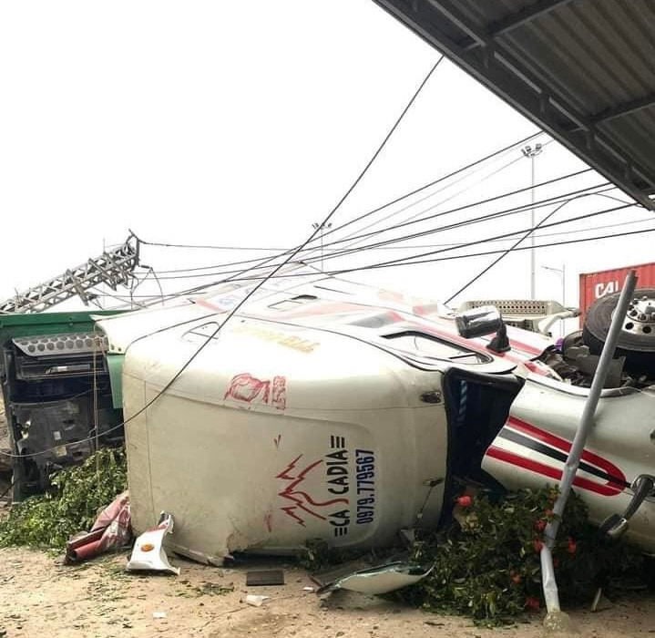 Sau khi đâm gãy cột điện, làm sập tường nhà dân, chiếc xe lật nhào, đầu xe bị vỡ nát.