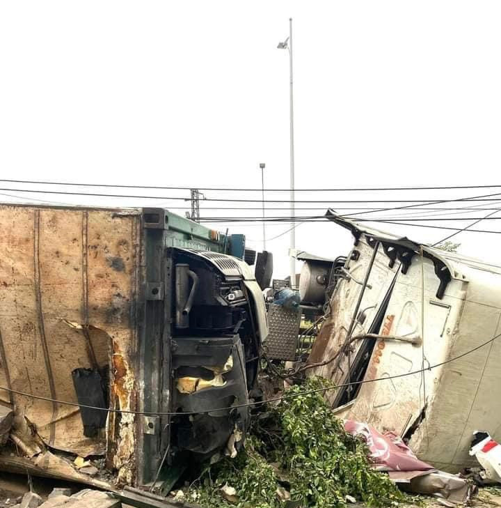 Vụ tai nạn tuy không gây thiệt hại về người, nhưng phương tiện và hàng hóa trên xe bị hư hỏng nghiêm trọng.