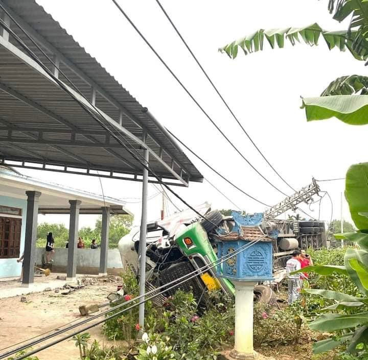 Tại hiện trường, xe container lật nhào nằm ngay trước cửa nhà một hộ dân. Nếu vào sâu thì thiệt hại sẽ nặng nề hơn khi thời điểm đó là rạng sáng, nhiều người đang ngủ ở trong nhà.