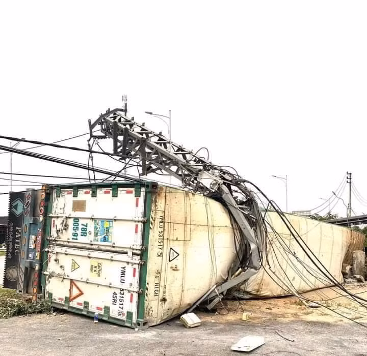 Vụ tai nạn xảy ra vào rạng sáng 8/4, khi chiếc xe container BKS 77H - 044.57 chở rơ móc 78R - 005.91 lưu thông trên tuyến cao tốc Cam Lộ - La Sơn đến điểm giao QL 9 đoạn xã Cam Hiếu, huyện Cam Lộ (Quảng Trị) không may mất lái lao vào nhà dân, lật nhào, đâm gãy cột điện bên đường.