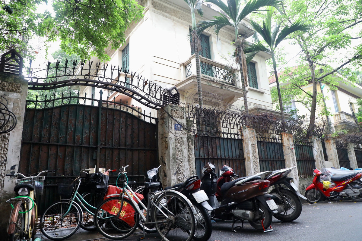 Trong 24 biệt thự và 8 công trình kiến trúc được ưu tiên kiểm định có căn số 12 Nguyễn Chế Nghĩa có diện tích 410 m2, tọa lạc ở khu "đất vàng" phường Hàng Bài, Hoàn Kiếm, Hà Nội, nối từ phố Hàm Long sang phố Trần Hưng Đạo.