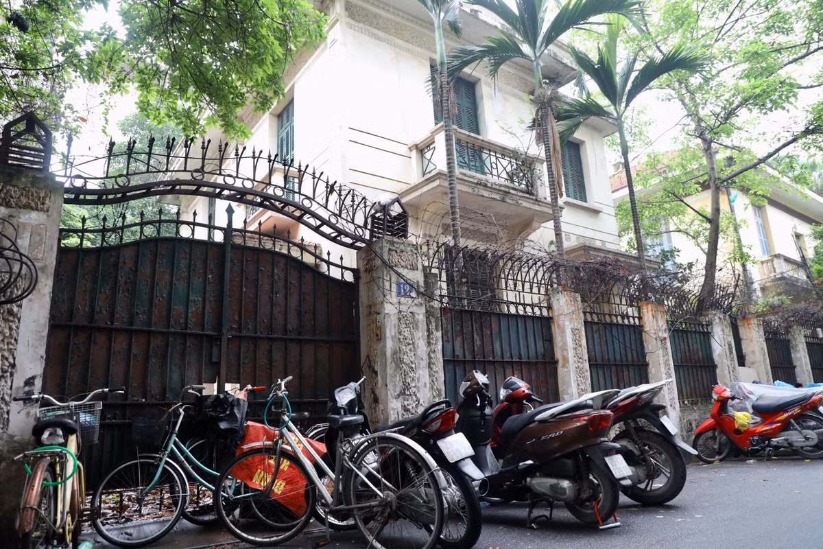 Trong 24 biệt thự và 8 công trình kiến trúc được ưu tiên kiểm định có căn số 12 Nguyễn Chế Nghĩa có diện tích 410 m2, tọa lạc ở khu "đất vàng" phường Hàng Bài, Hoàn Kiếm, Hà Nội, nối từ phố Hàm Long sang phố Trần Hưng Đạo.