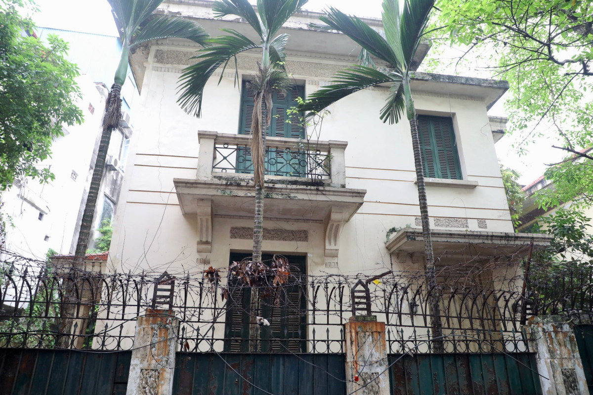 Biệt thự là nhà công vụ do Thành phố Hà Nội quản lý. Năm 2002, ông Hoàng Văn Nghiên khi đó là Chủ tịch UBND TP. Hà Nội chuyển về đây thuê ở. Cuối năm 2014, ông Hoàng Văn Nghiên trả lại căn biệt thự cho Thành phố và bị bỏ hoang từ đó đến nay.