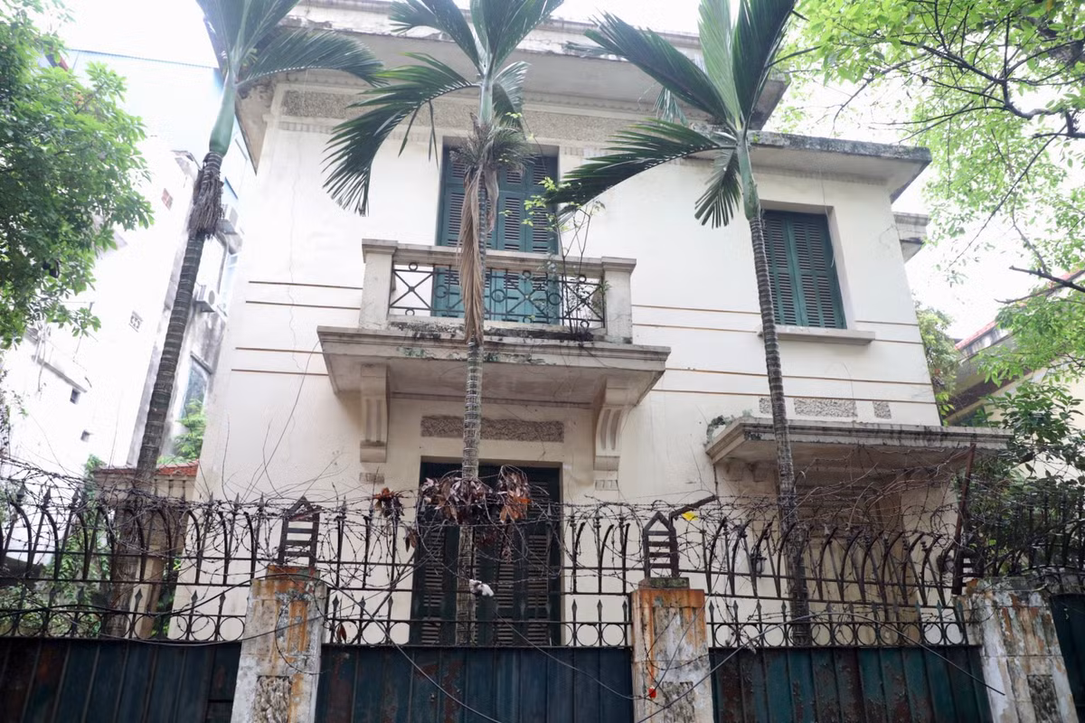 Biệt thự là nhà công vụ do Thành phố Hà Nội quản lý. Năm 2002, ông Hoàng Văn Nghiên khi đó là Chủ tịch UBND TP. Hà Nội chuyển về đây thuê ở. Cuối năm 2014, ông Hoàng Văn Nghiên trả lại căn biệt thự cho Thành phố và bị bỏ hoang từ đó đến nay.