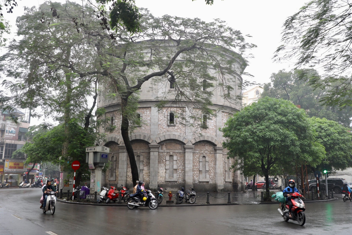 Tháp nước Hàng Đậu cũng được đưa vào danh sách 8 công trình kiến trúc được ưu tiên kiểm định. Đây là một trong những kiến trúc lâu đời còn sót lại của Thủ đô, là tháp nước cổ xưa nhất và để lại nhiều dấu ấn trong lòng người Hà Nội.