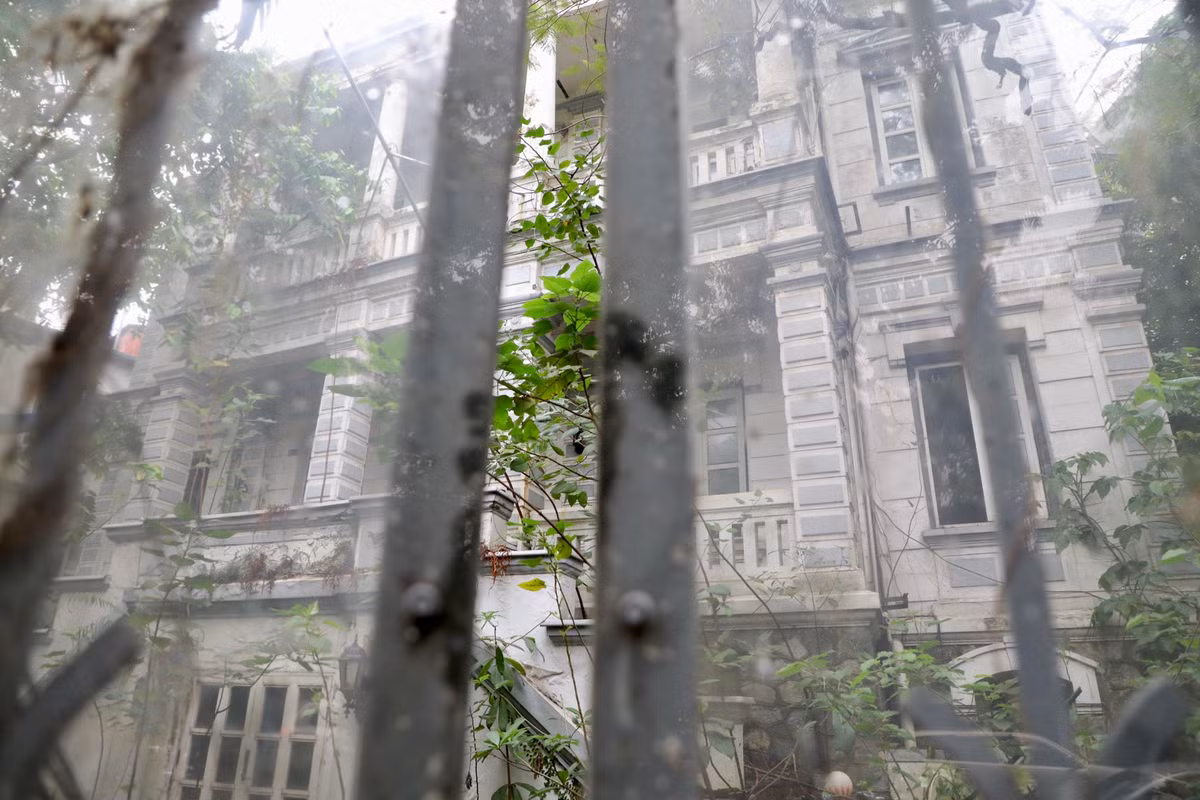 Hiện căn biệt thự cổ đang bị bỏ hoang. Trước đây biệt thự này là Đại sứ quán Vương quốc Đan Mạch tại Hà Nội.