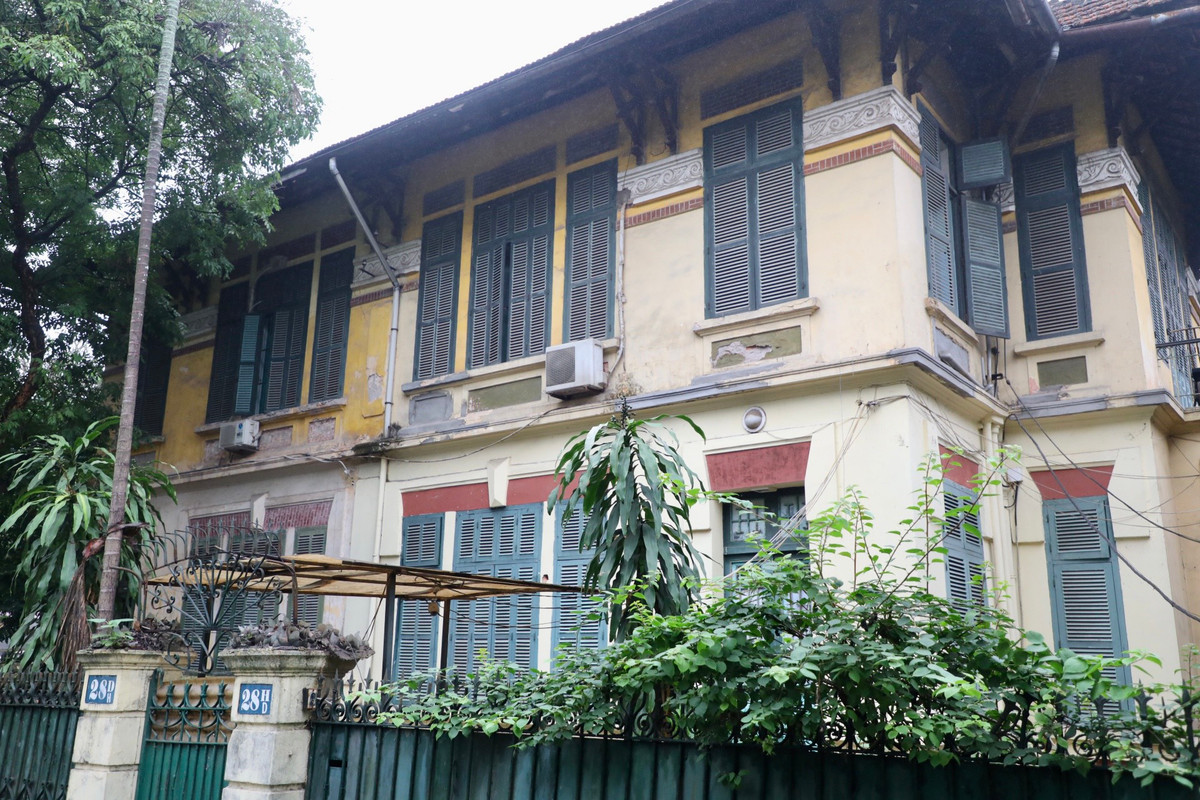 Được biết, trước đây có 2 gia đình sinh sống tại đây, nhưng hiện đã chuyển đi. Một phần khuôn viên biệt thự hiện đang được sử dụng làm quán cafe.